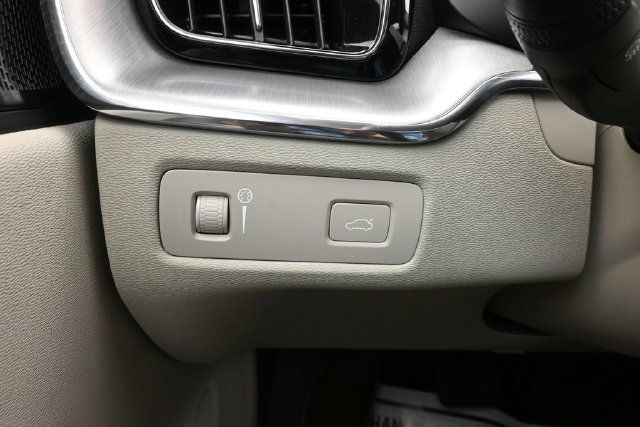 Used 2019 Volvo XC60 T5 Momentum w/ Multimedia Package FWD image 27