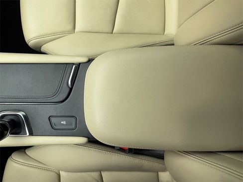 Used 2018 Cadillac XT5 Luxury w/ Driver Awareness Package image 28