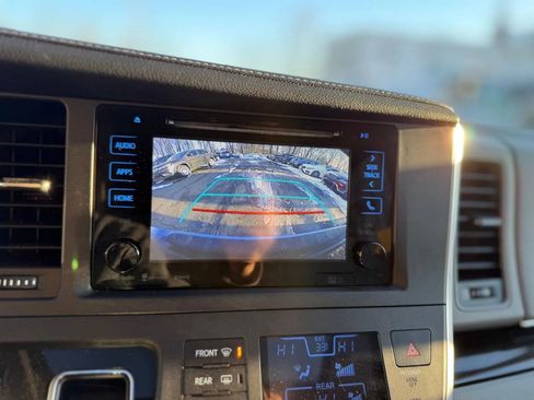 Used 2017 Toyota Sienna XLE Premium image 18