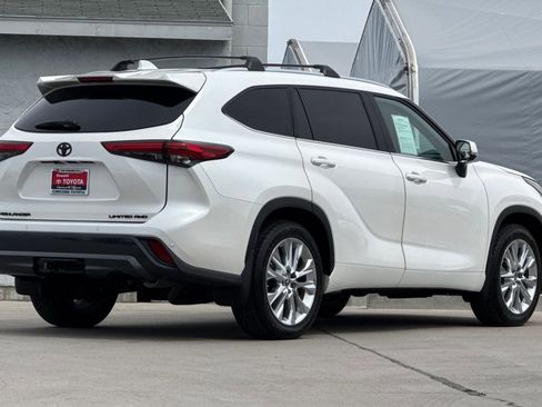 Used 2021 Toyota Highlander Limited image 3