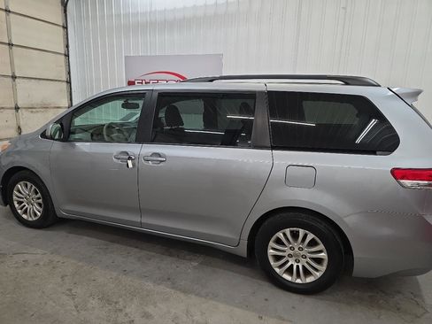 Used 2014 Toyota Sienna XLE FWD image 7
