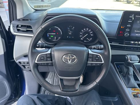 Used 2024 Toyota Sienna XLE FWD image 18