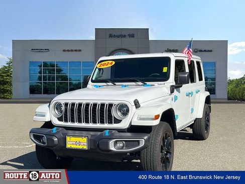 Used 2024 Jeep Wrangler Unlimited Sahara AWD/4WD image 2