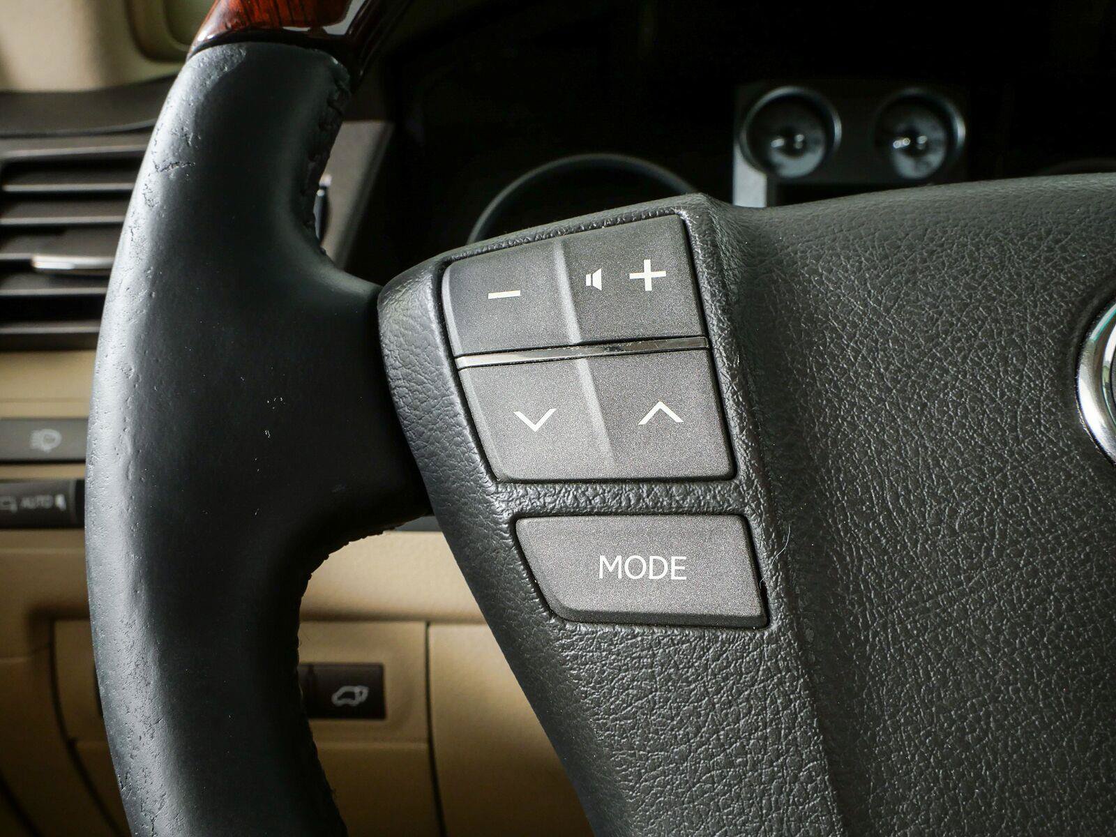Used 2011 Lexus LX 570 4WD w/ Luxury Pkg image 12