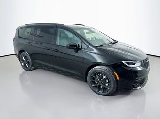 New 2026 Chrysler Pacifica Select video 1