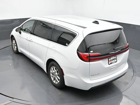 Used 2023 Chrysler Pacifica Touring-L FWD image 39