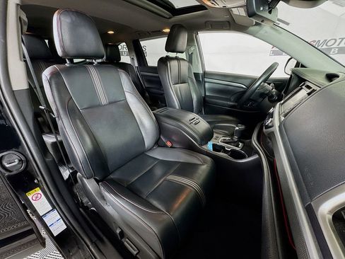 Used 2019 Toyota Highlander SE image 30