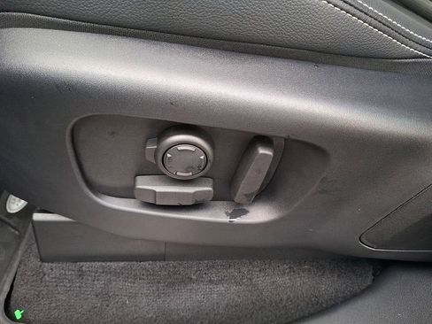 Used 2025 Land Rover Discovery S image 11