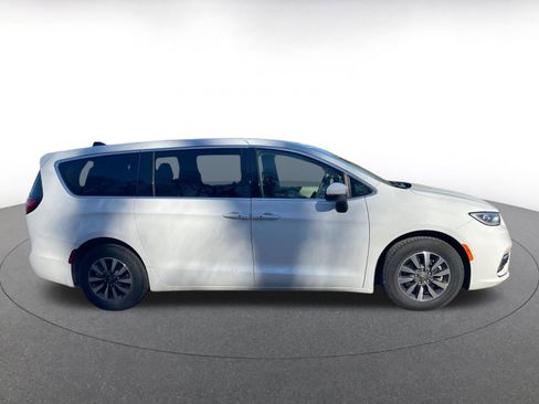 Used 2023 Chrysler Pacifica Touring-L image 18