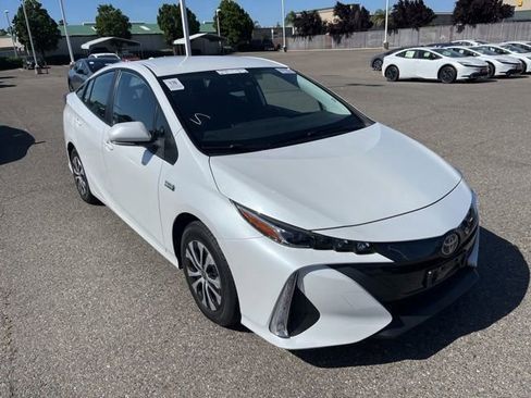 Used 2022 Toyota Prius Prime XLE FWD image 3