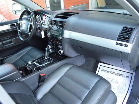 Used 2009 Volkswagen Touareg VR6 image 9