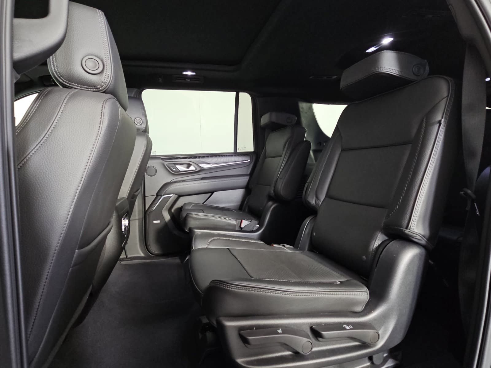 Used 2023 GMC Yukon XL Denali AWD/4WD image 14