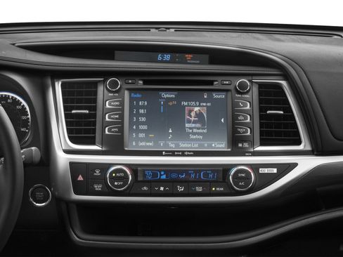 Used 2017 Toyota Highlander SE AWD/4WD image 10