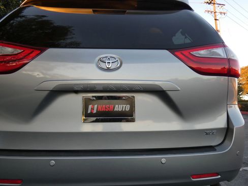 Used 2015 Toyota Sienna XLE image 9