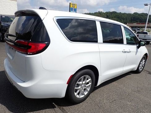 New 2025 Chrysler Pacifica Select image 7