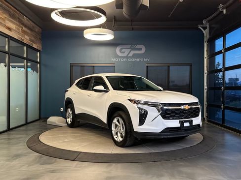 Used 2025 Chevrolet Trax LS w/ LS Convenience Package FWD image 1