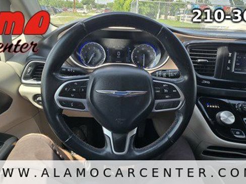 Used 2017 Chrysler Pacifica Touring-L FWD image 35
