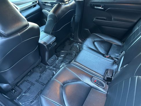Used 2023 Toyota Highlander XLE image 12