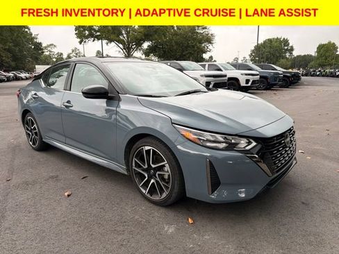 Used 2025 Nissan Sentra SR FWD image 1