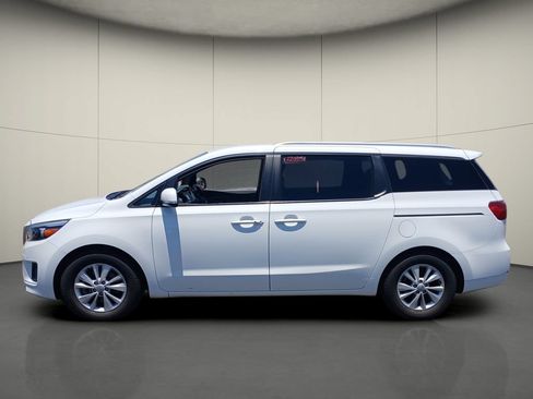 Used 2016 Kia Sedona LX w/ LX Essentials Premium Package FWD image 4