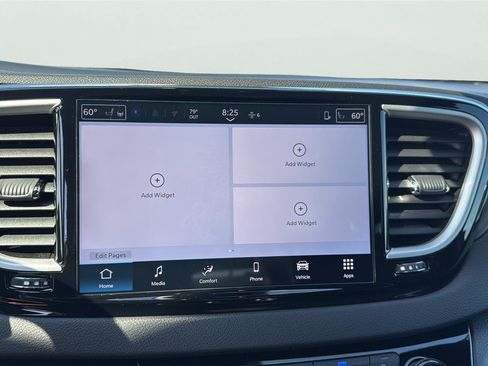 Used 2025 Chrysler Pacifica Select FWD image 3