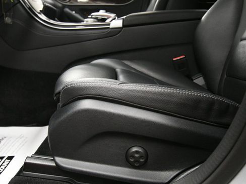 Used 2019 Mercedes-Benz GLC 300 4MATIC image 10