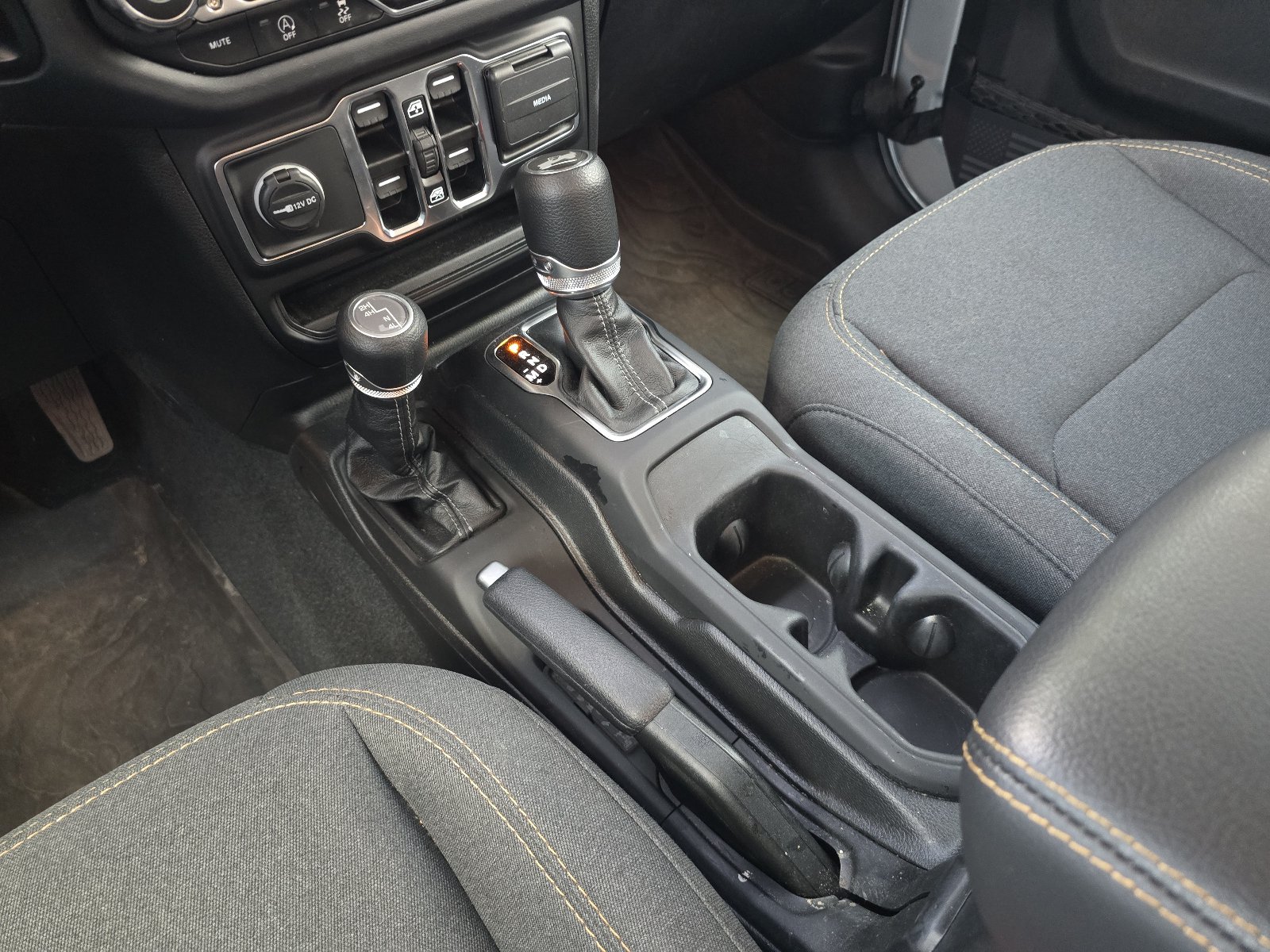 Used 2024 Jeep Wrangler Unlimited Sahara w/ Safety Group AWD/4WD image 18