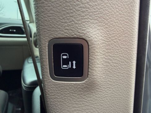 Used 2022 Chrysler Voyager LX image 17