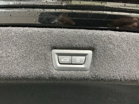 New 2026 BMW 750e xDrive w/ Premium Package image 30