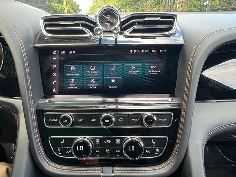 Used 2023 Bentley Bentayga image 49