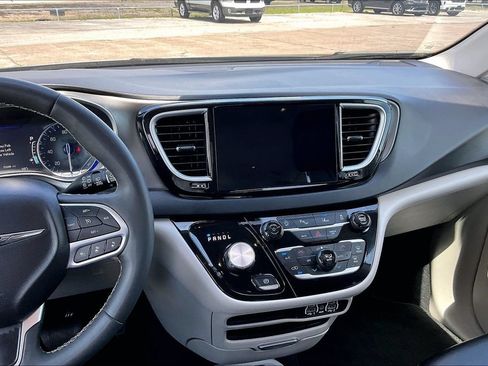 Certified 2024 Chrysler Pacifica Touring-L FWD image 9