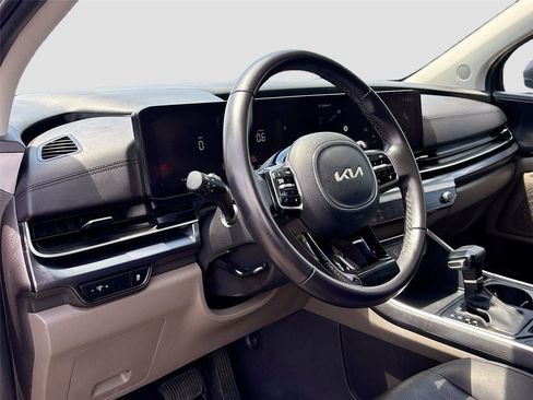 Used 2025 Kia Carnival FWD image 9