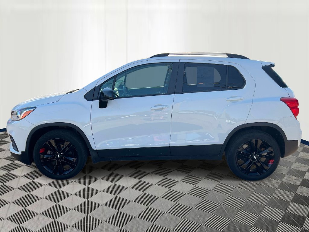 Used 2020 Chevrolet Trax LT w/ Sun & Sound Package FWD image 2