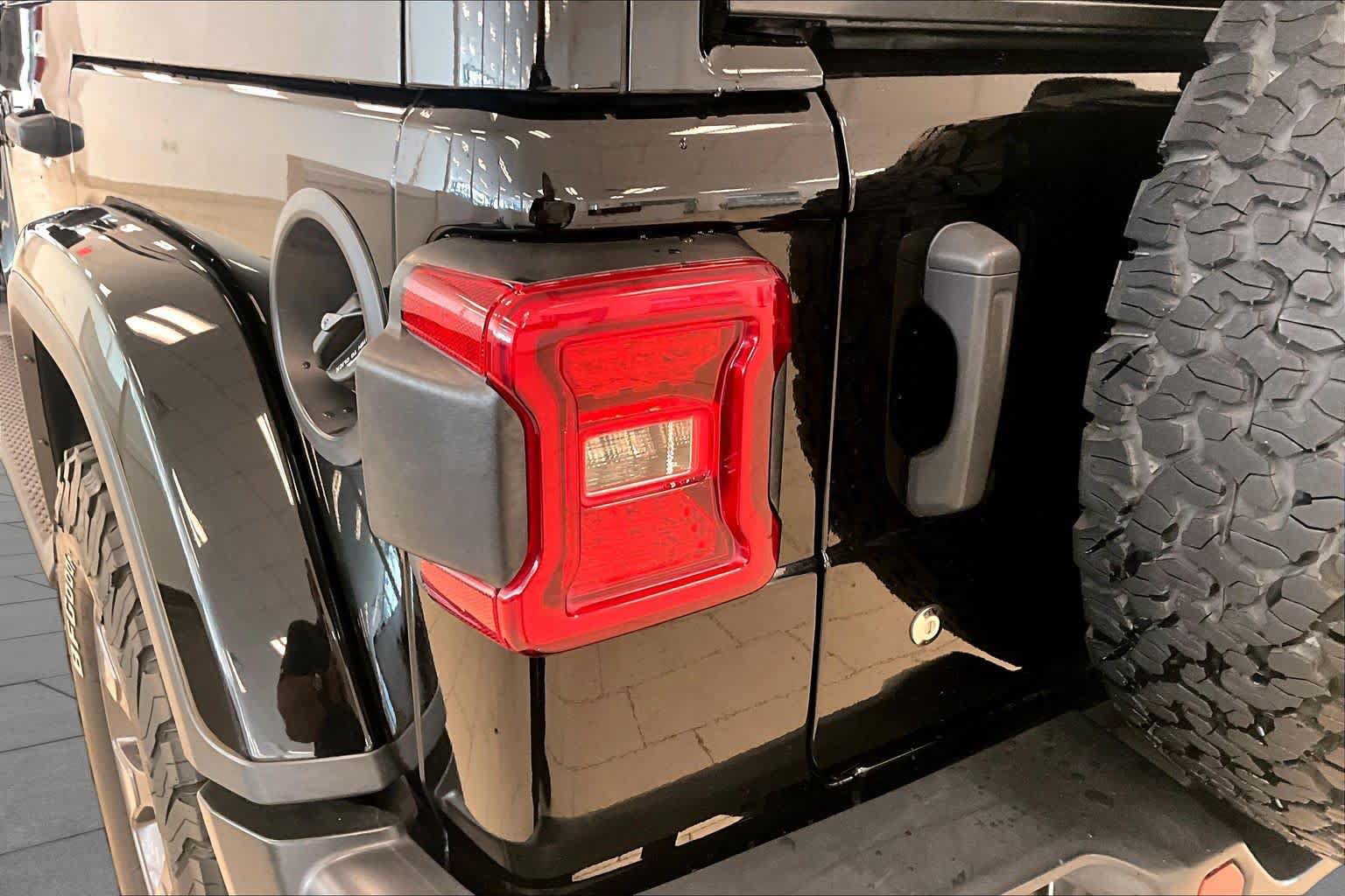 Used 2018 Jeep Wrangler Unlimited Sahara w/ Safety Group AWD/4WD image 27