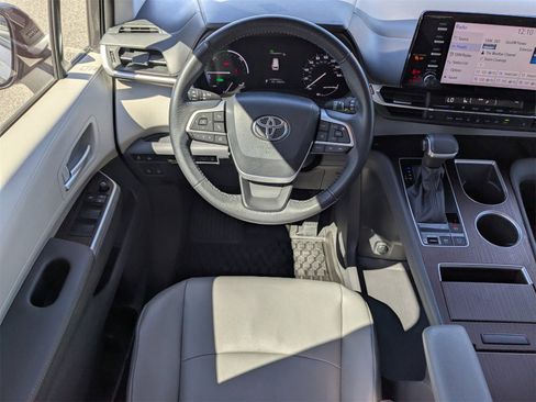 Used 2022 Toyota Sienna XLE image 17