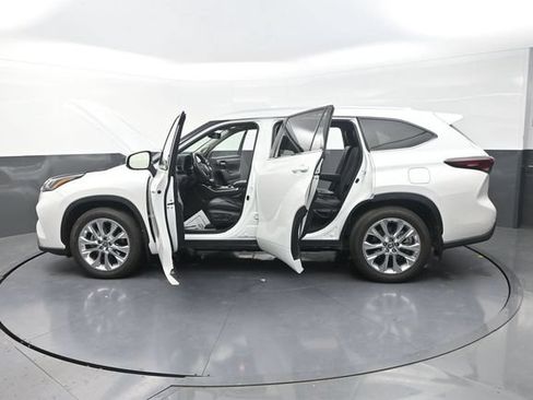 Certified 2025 Toyota Highlander Limited AWD/4WD image 43