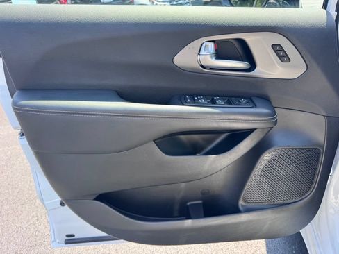 Used 2025 Chrysler Pacifica Select FWD image 22