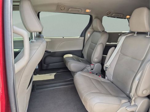 Used 2019 Toyota Sienna XLE w/ XLE Navigation Package FWD image 18