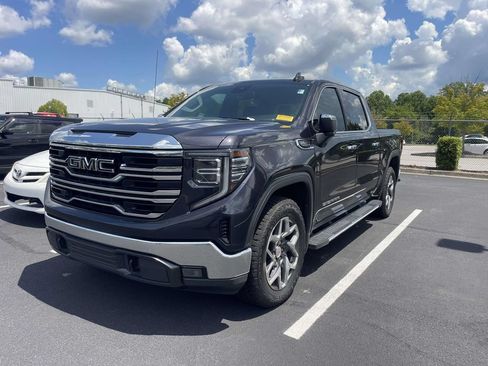 Used 2022 GMC Sierra 1500 SLT w/ SLT Convenience Package AWD/4WD image 4