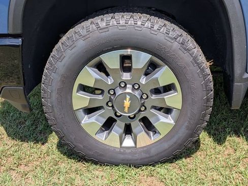 Used 2025 Chevrolet Silverado 2500 Custom w/ Custom Value Package AWD/4WD image 10