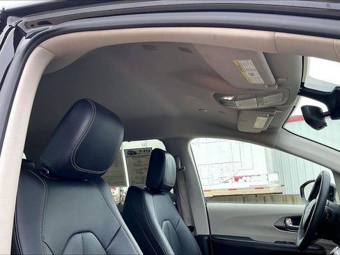 Used 2024 Chrysler Pacifica Touring-L FWD image 21