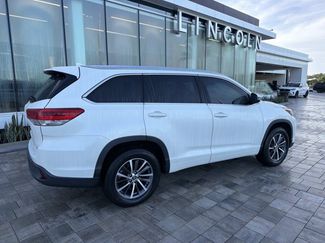 Used 2018 Toyota Highlander XLE FWD video 2