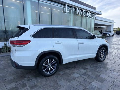 Used 2018 Toyota Highlander XLE FWD image 2