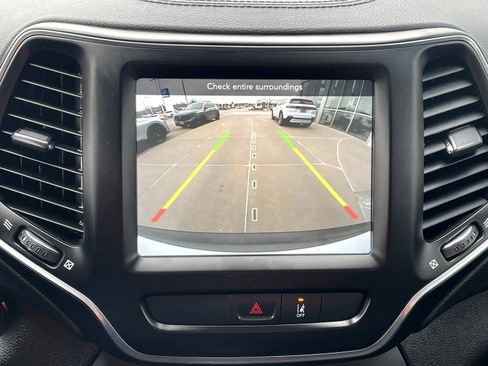 Used 2022 Jeep Cherokee Latitude Lux w/ Mopar Interior Package image 18