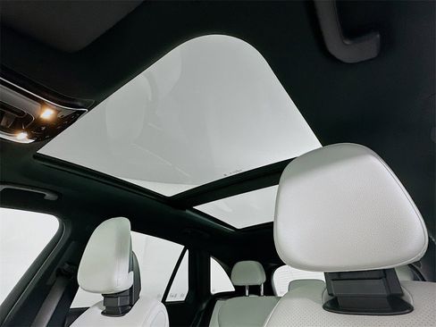 Used 2025 Mercedes-Benz GLC 300 4MATIC image 11