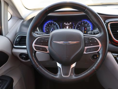 Used 2019 Chrysler Pacifica Touring-L image 16
