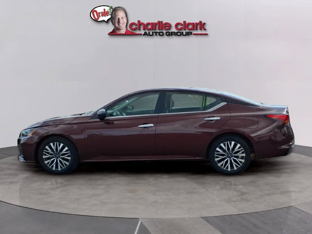 Used 2024 Nissan Altima 2.5 SV FWD image 2