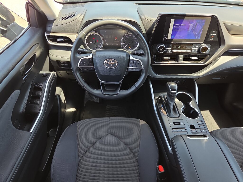 Used 2023 Toyota Highlander LE AWD/4WD image 15