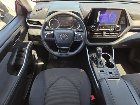 Used 2023 Toyota Highlander LE AWD/4WD image 15