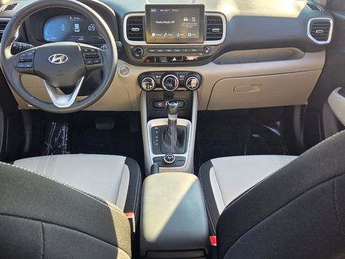 Used 2025 Hyundai Venue SEL image 8